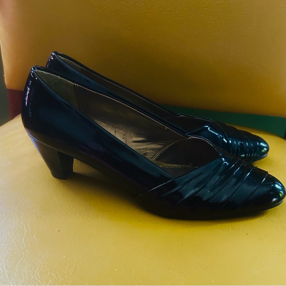 THE GLOSS Vintage Y2K Hush Puppies Black Patent Leather Pumps sz 8.5